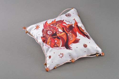 Диванная подушка ручной работы из атласа с принтом рыба для декора дома   - MADEheart.com