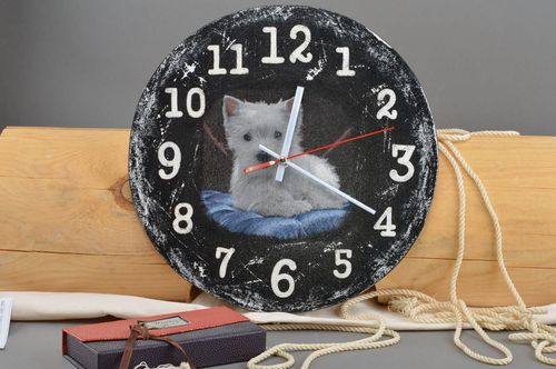 Horloge murale avec chien en bois faite main ronde noire serviettage originale - MADEheart.com
