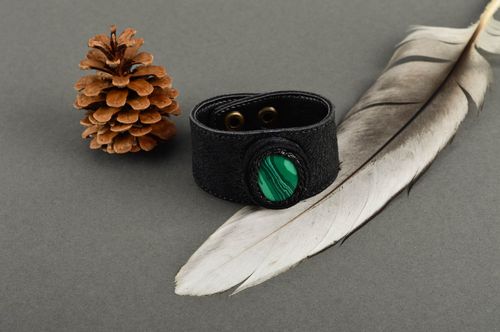 Bracelet cuir Bijoux fait main noir avec pierre naturelle verte Accessoires cuir - MADEheart.com