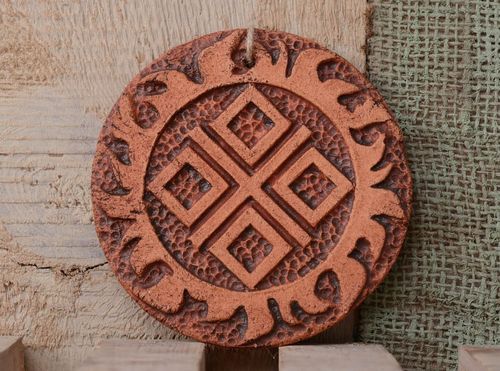 Prato de argila feito à mão pingente de parede para decoração do interior em estilo étnico Makosh - MADEheart.com