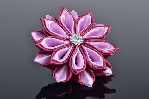 Künstlerischer schöner greller Kanzashi Haar Gummi Blume in rosa Farbe handmade - MADEheart.com