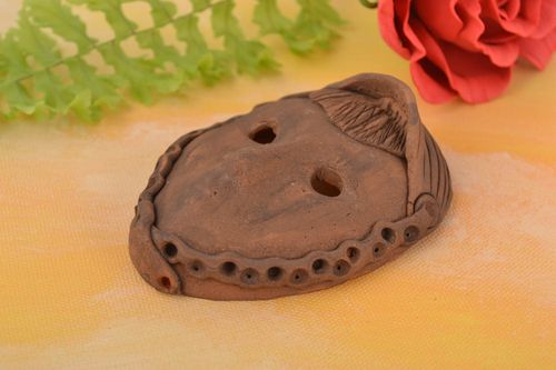 Petit masque décoratif réalisé en argile marron fait main souvenir original - MADEheart.com