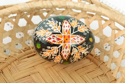 Huevo de Pascua pintado con ornamento artesanal - MADEheart.com