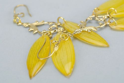 Золотистые сережки из натуральных цветов - MADEheart.com