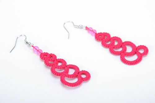 Boucles doreilles en dentelles frivolité couleur framboise  - MADEheart.com