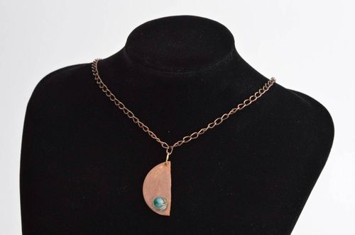 Colgante hecho a mano de cobre regalo original colgante para mujeres con jade - MADEheart.com
