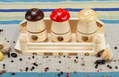 Wooden salt and pepper shakers set with on wall mount 0,35 lb - MADEheart.com