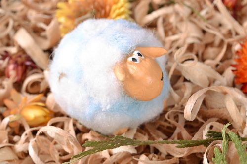 Statuina pecorella in cartapesta fatta a mano soprammobile souvenir artigianale - MADEheart.com