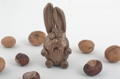Figurina fatta a mano in ceramica lepre divertente souvenir di terracotta - MADEheart.com