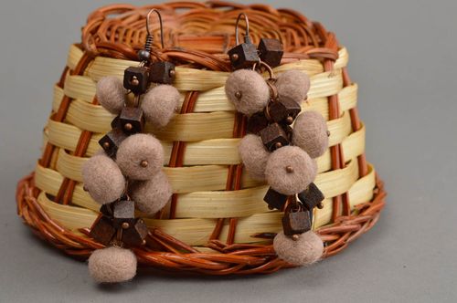 Longues boucles doreilles grappe marron en laine feutrée faites main stylées - MADEheart.com