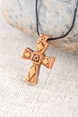 Croce di legno fatta a mano crocetta intagliata originale in legno con laccio - MADEheart.com