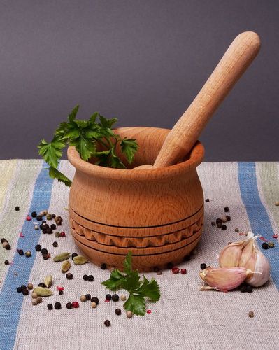 Mortier en bois avec un pilon - MADEheart.com