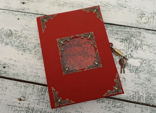 Rotes Notizbuch mit Schloß - MADEheart.com
