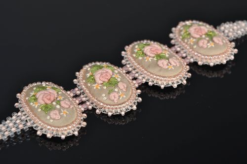 Bracelet en cuir avec broderie au plumetis Roses blanches - MADEheart.com