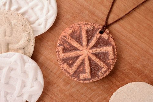 Talismã eslavo de pescoço amuleto de cerâmica acessórios de mulher artesanais Ladinets - MADEheart.com