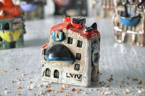 Figura de cerámica con forma de casita - MADEheart.com