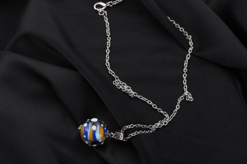 Pendentif rond Neige de planète étrangère fait main - MADEheart.com