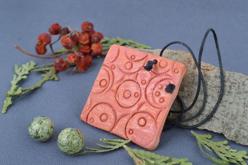 Ciondolo in ceramica naturale fatto a mano pendente etnico in ceramica  - MADEheart.com