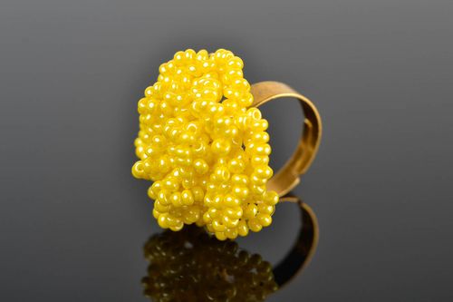 Кольцо ручной работы винтажное кольцо желтое украшение из бисера крупное - MADEheart.com