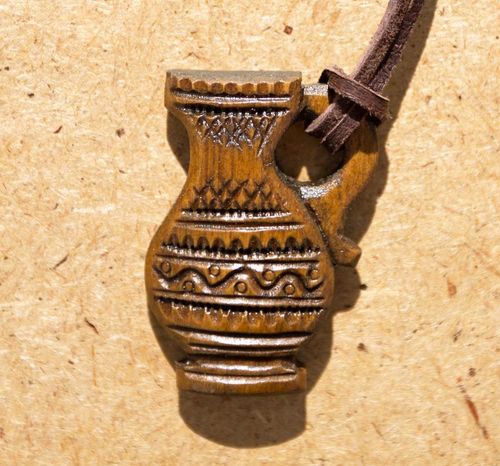 Ciondolo di legno decorativo fatto a mano Pendente etnico amuleto di legno - MADEheart.com