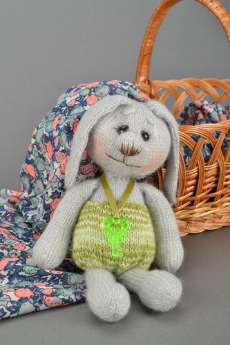 Juguete de peluche Liebre llavera - MADEheart.com