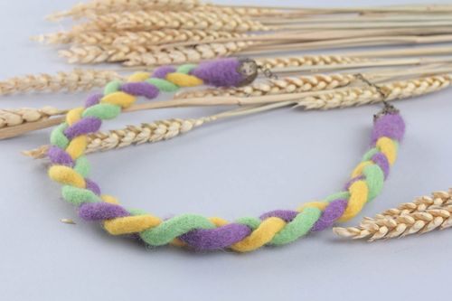 Colar de lã na técnica de feltragem.  - MADEheart.com