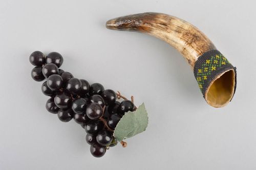 Copa para vino hecha a mano decorada cuerno de toro vajilla original étnica - MADEheart.com