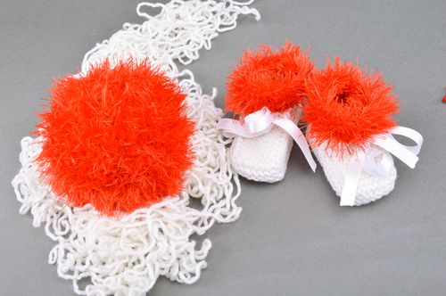 Handgemachte gehäkelte Babyschuhe und Ball Set aus Halbwolle in Rot und Weiß für Babys  - MADEheart.com