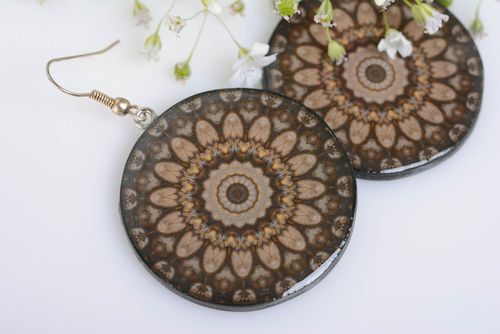 Runde lackierte handmade Ohrringe aus Polymerton in Decoupage Technik für Frauen - MADEheart.com