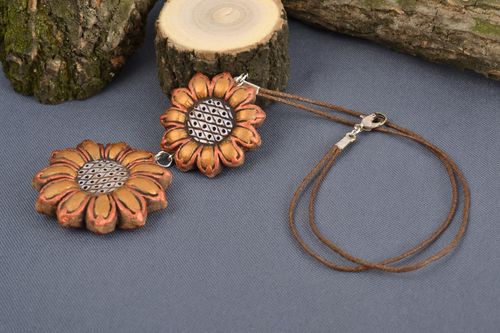 Handgemachter Anhänger Blume mit Bemalung lang Frauen Schmuck  - MADEheart.com