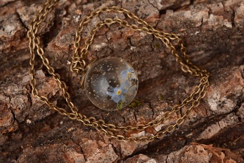 Pendentif boule Bijou fait main Accessoire femme résine époxy sur chaîne - MADEheart.com