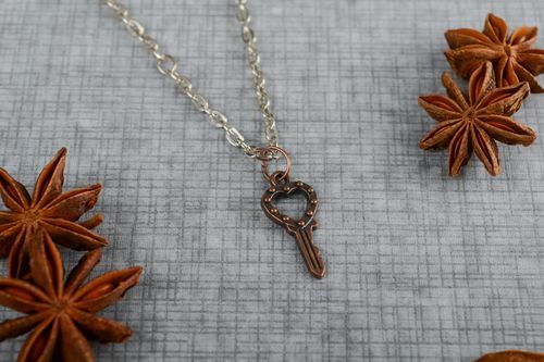 Colgante hecho a mano de metal accesorio para mujer bisutería artesanal Llave - MADEheart.com