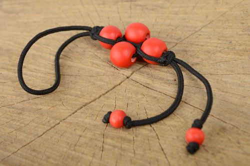 Handmade Schlüsselanhänger mit Holzperlen - MADEheart.com