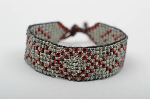 Bracelet en perles de rocaille Bijou fait main gris-rouge Cadeau pour ado - MADEheart.com
