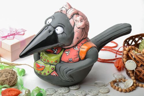 Hucha artesanal con forma de urraca - MADEheart.com