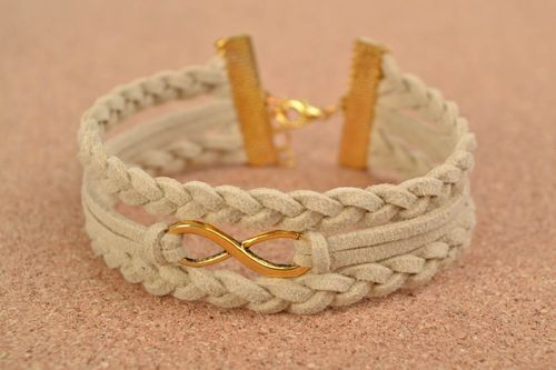 Bracelet en daim beige avec pendeloque original bijou fait main Infini - MADEheart.com