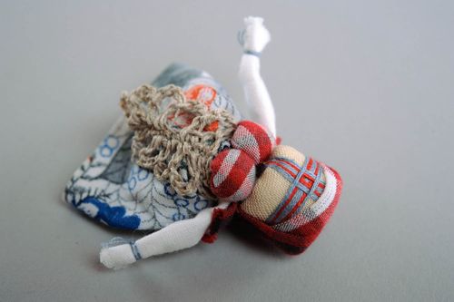 Poupée traditionnelle broche amulette Motanka - MADEheart.com