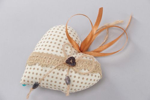 Cuore decorativo fatto a mano pendente di stoffa decorazione da appendere - MADEheart.com