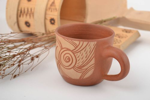 Tasse en terre cuite petite 10 cl brune originale à motif en relief faite main - MADEheart.com