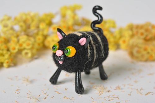Muñeco de fieltro hecho a mano figura decorativa regalo original Gato negro - MADEheart.com