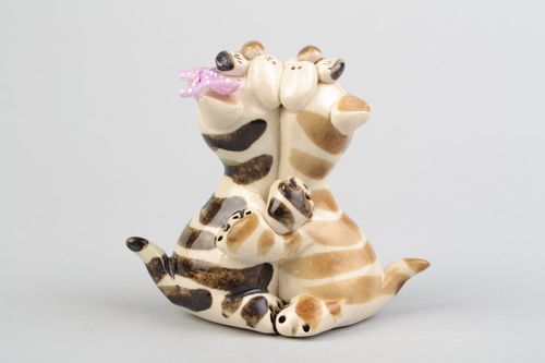Figura cerámica artesanal pintada gatos enamorados - MADEheart.com