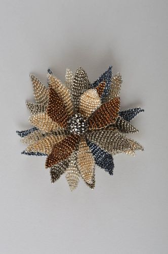 Broche fleur marron Bijou fait main en perles de rocaille Cadeau pour femme - MADEheart.com