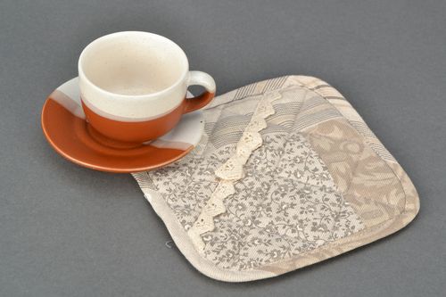 Manique en coton et polyamide avec dentelle beige carrée en patchwork faite main - MADEheart.com