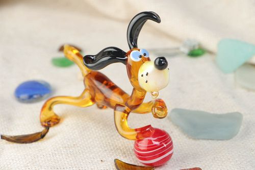 Figura de vidrio hecha a mano y pintada en técnica lampwork con forma de perro - MADEheart.com