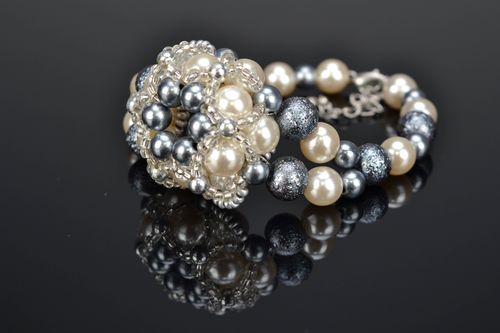 Chain beaded racelet in white and blue colors for a girl - MADEheart.com