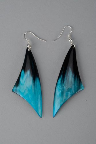 Earrings made ​​of horn Blue Feathers - MADEheart.com