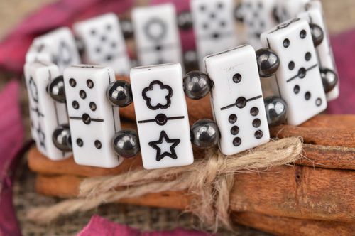Bracelet fait main sous forme de domino noir blanc accessoire stylé cadeau - MADEheart.com
