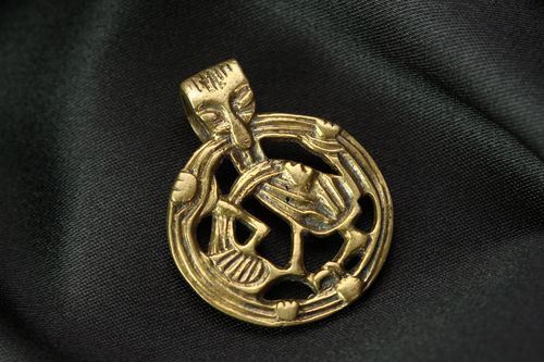 Homemade bronze pendant - MADEheart.com