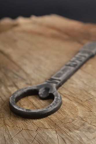 Decapsuleur original fait main Ouvre bouteilles en métal Ustensile cuisine - MADEheart.com