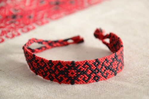 Текстильный браслет из ниток наручный красный с черным орнаментом ручная работа - MADEheart.com